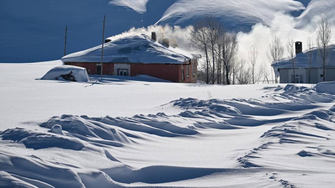 Van'ın Çatak ilçesinde kar 2 metreyi buldu, evler kayboldu 6