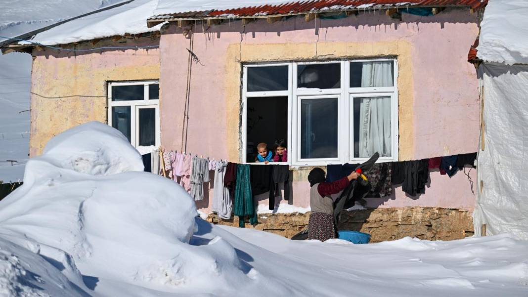 Van'ın Çatak ilçesinde kar 2 metreyi buldu, evler kayboldu 7