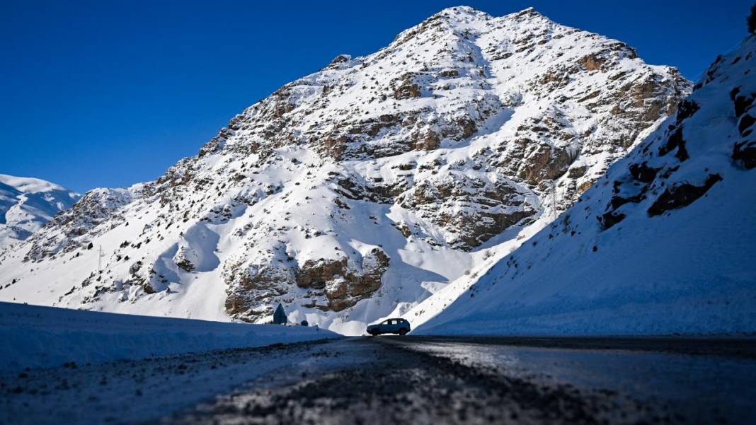 Van'ın Çatak ilçesinde kar 2 metreyi buldu, evler kayboldu 8
