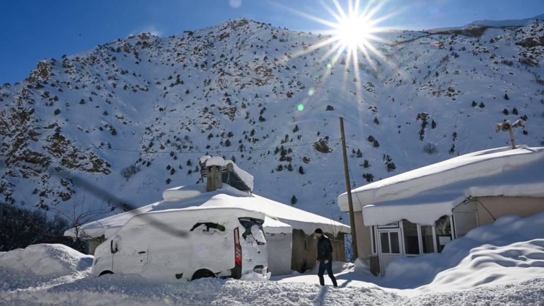 Van'ın Çatak ilçesinde kar 2 metreyi buldu, evler kayboldu 9