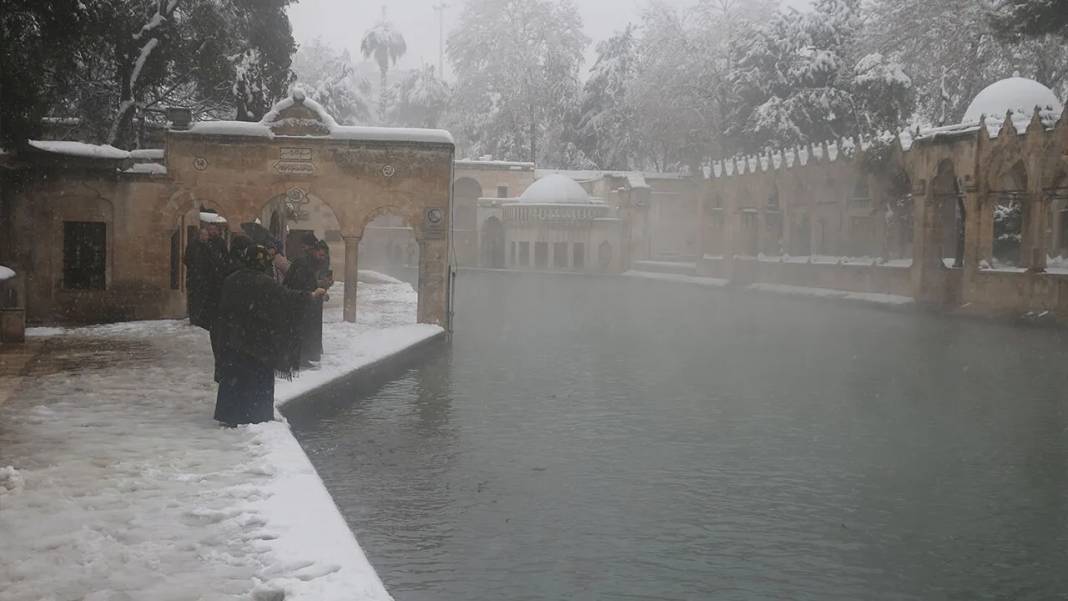 Balıklıgöl’de nadir görülen, 'beyaz rahmet kar' manzaraları 1