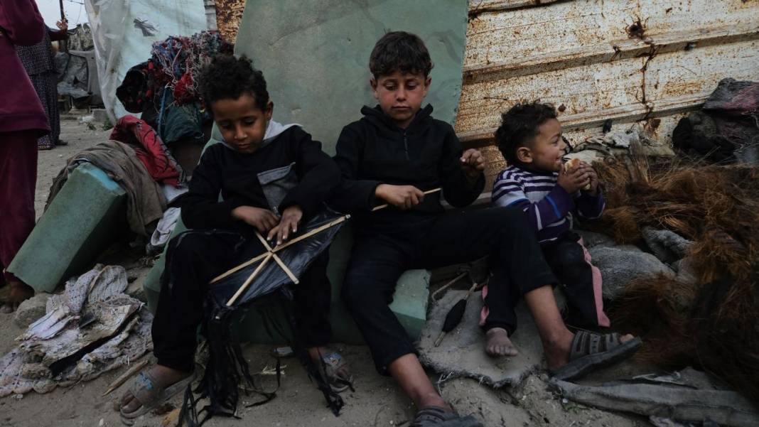 Han Yunus’ta yerinden edilen Filistinli çocuklar 12