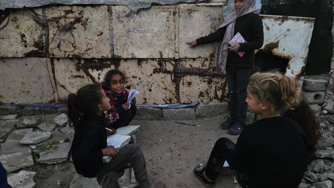 Han Yunus’ta yerinden edilen Filistinli çocuklar 17