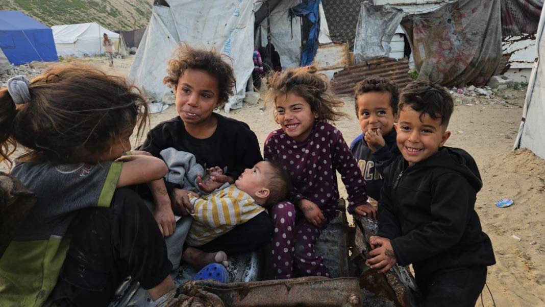 Han Yunus’ta yerinden edilen Filistinli çocuklar 7