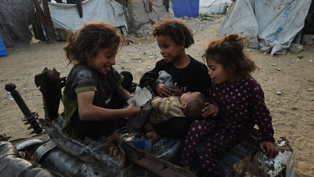 Han Yunus’ta yerinden edilen Filistinli çocuklar 8