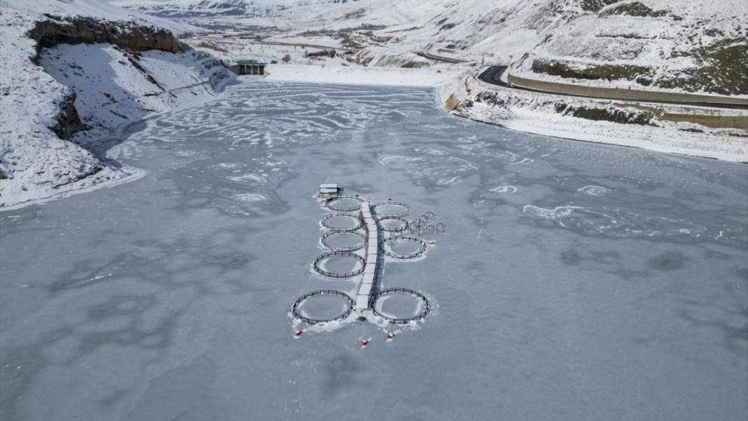 Buz tutan Zernek Barajı görüntülendi 1