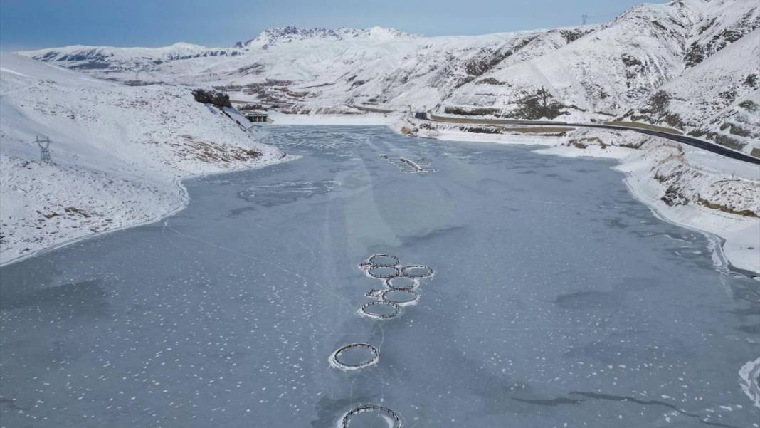 Buz tutan Zernek Barajı görüntülendi 10