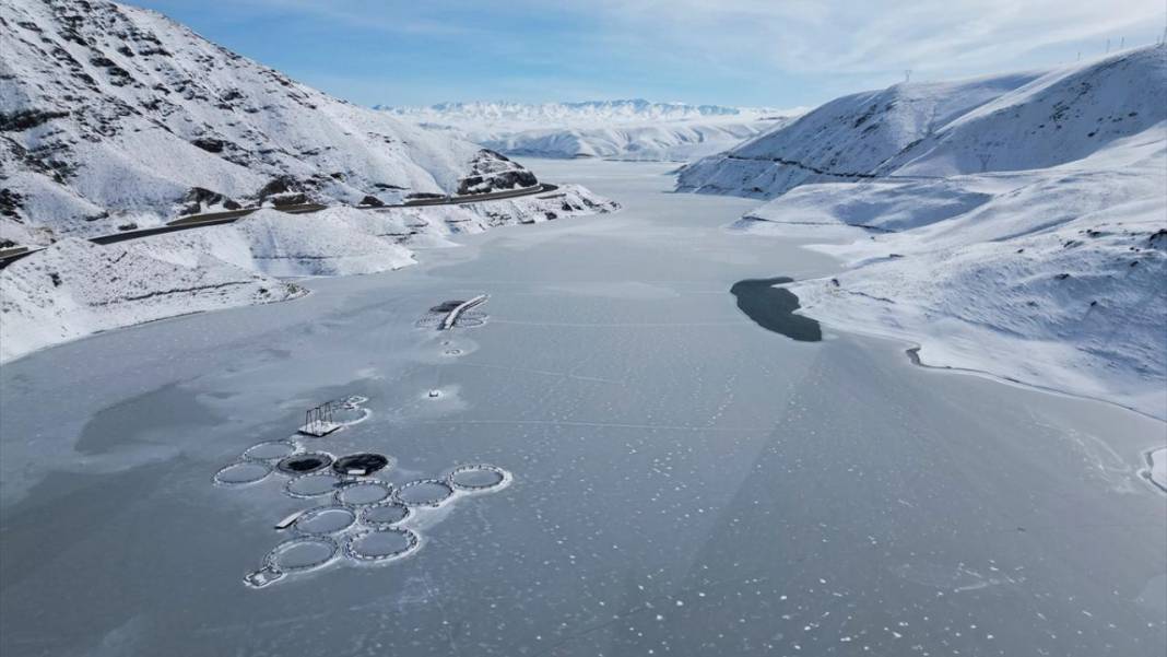 Buz tutan Zernek Barajı görüntülendi 4