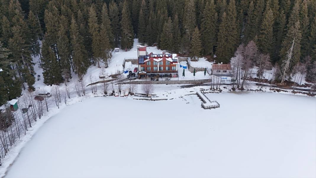 Şavşat'ın Karagöl'ü buz tuttu 3