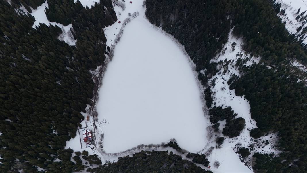 Şavşat'ın Karagöl'ü buz tuttu 8