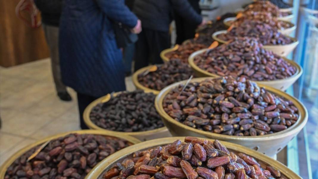 Ramazan ayının gözdesi hurma tezgahlardaki yerini aldı 1