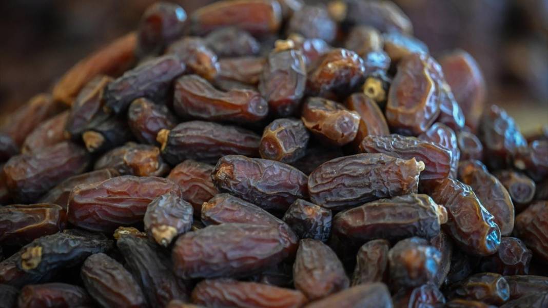 Ramazan ayının gözdesi hurma tezgahlardaki yerini aldı 10