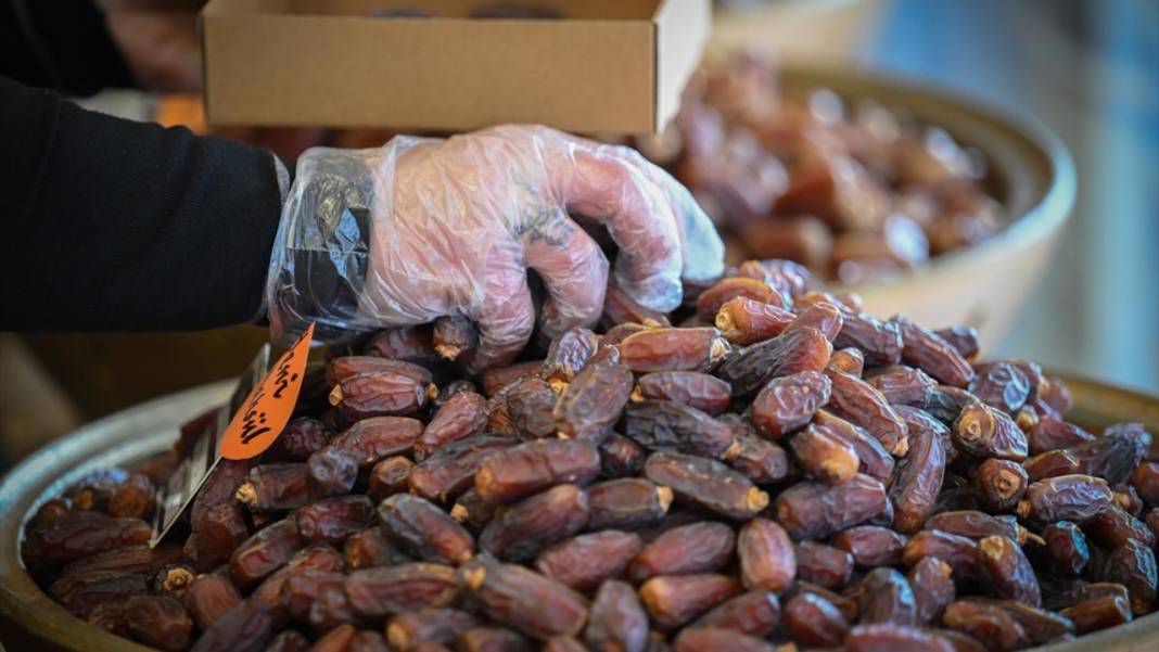 Ramazan ayının gözdesi hurma tezgahlardaki yerini aldı 12