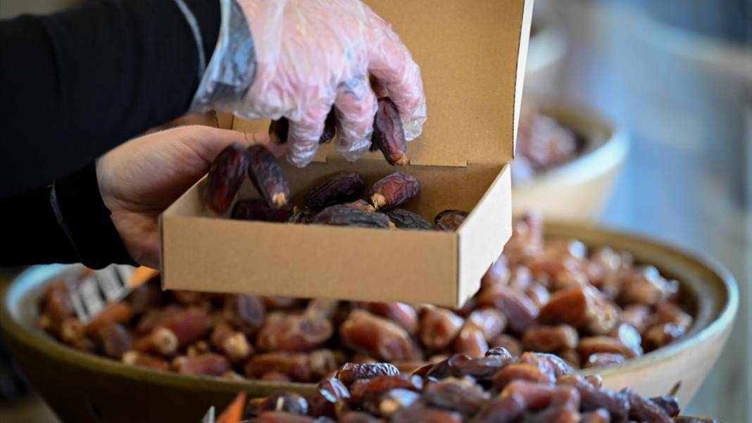 Ramazan ayının gözdesi hurma tezgahlardaki yerini aldı 13