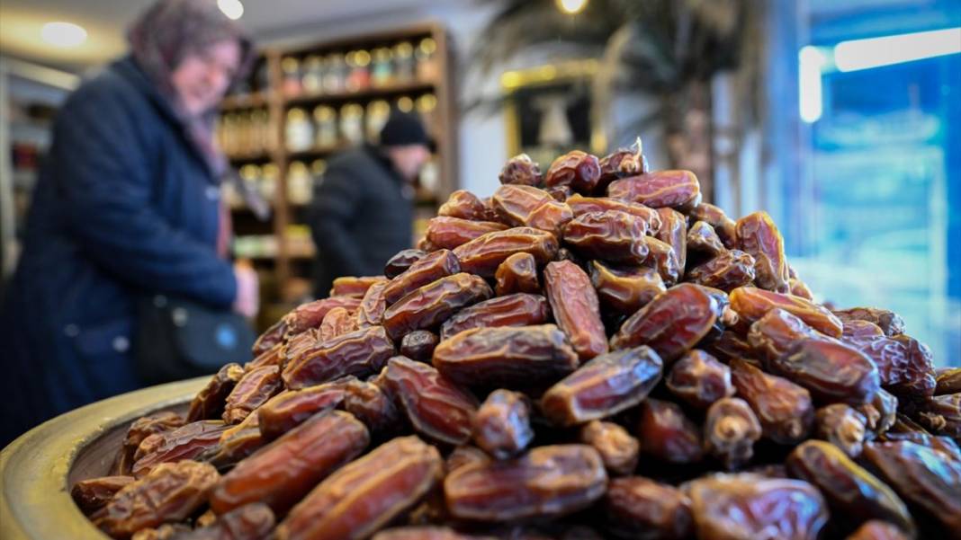 Ramazan ayının gözdesi hurma tezgahlardaki yerini aldı 3