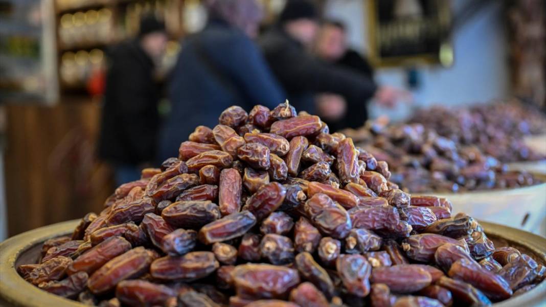 Ramazan ayının gözdesi hurma tezgahlardaki yerini aldı 8
