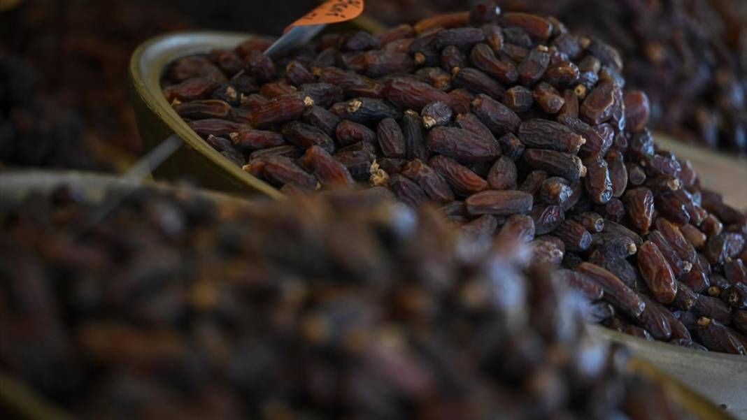 Ramazan ayının gözdesi hurma tezgahlardaki yerini aldı 9