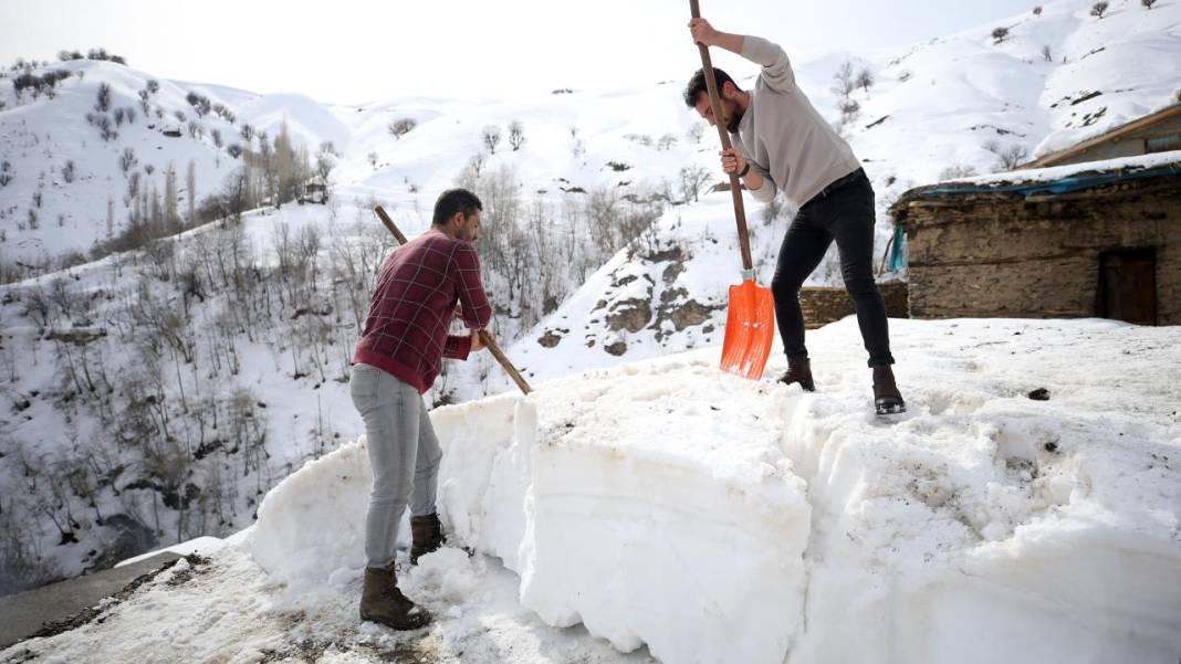 Hizan'ın asırlık taş evlerin damındaki karlar imece usulüyle temizleniyor 11