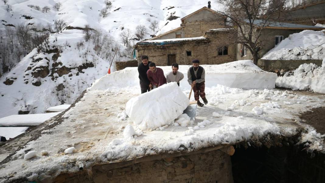Hizan'ın asırlık taş evlerin damındaki karlar imece usulüyle temizleniyor 12