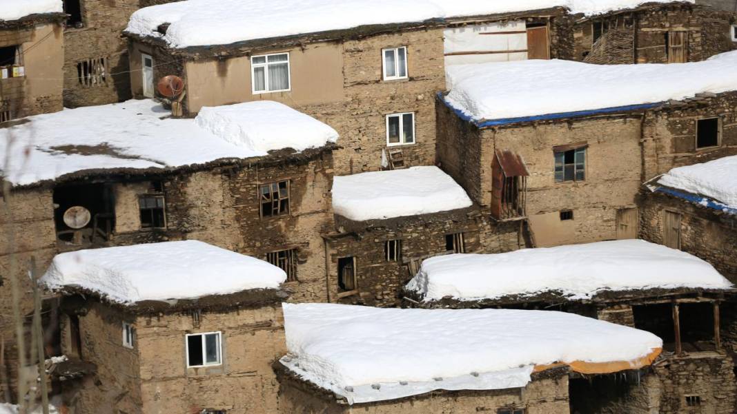 Hizan'ın asırlık taş evlerin damındaki karlar imece usulüyle temizleniyor 2