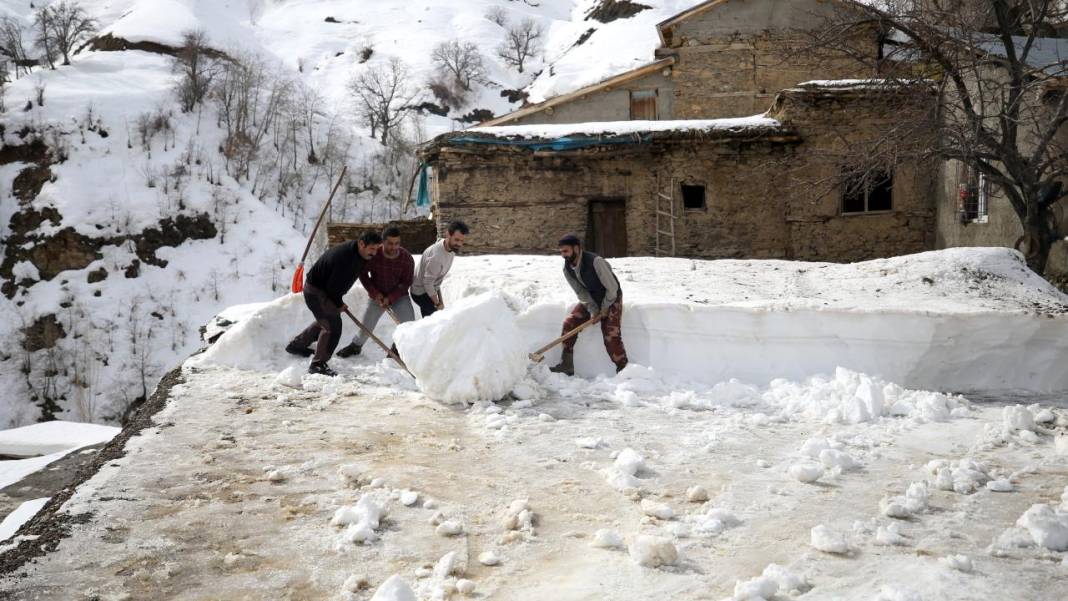 Hizan'ın asırlık taş evlerin damındaki karlar imece usulüyle temizleniyor 3