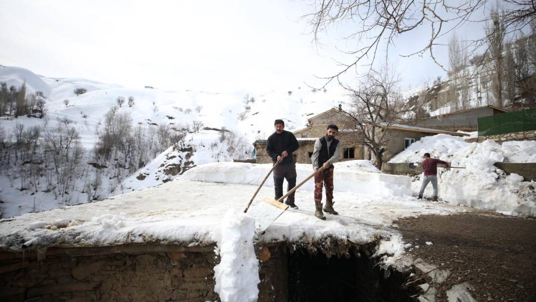 Hizan'ın asırlık taş evlerin damındaki karlar imece usulüyle temizleniyor 4