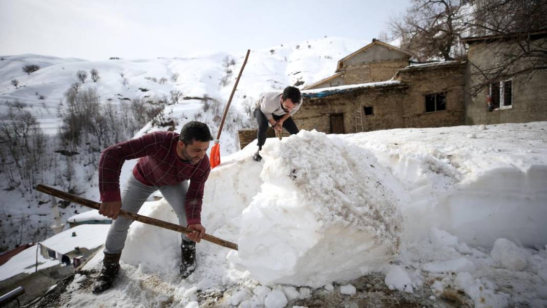 Hizan'ın asırlık taş evlerin damındaki karlar imece usulüyle temizleniyor 6