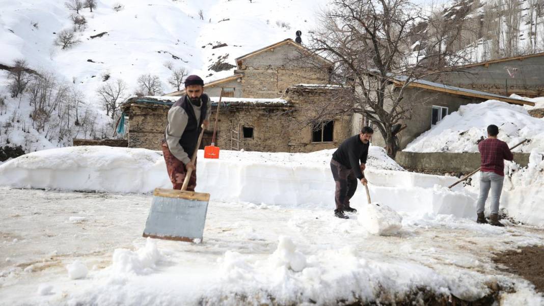 Hizan'ın asırlık taş evlerin damındaki karlar imece usulüyle temizleniyor 7