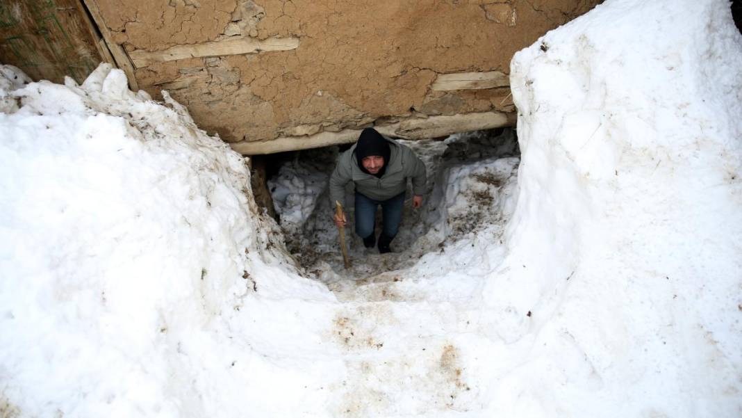 Hizan'ın asırlık taş evlerin damındaki karlar imece usulüyle temizleniyor 8
