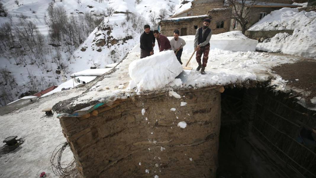 Hizan'ın asırlık taş evlerin damındaki karlar imece usulüyle temizleniyor 9