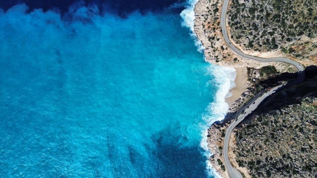 Kaputaş'ta denizin rengi mavinin farklı tonlarında 1