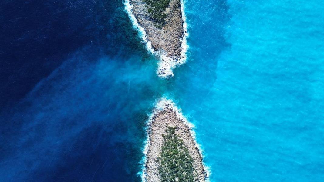 Kaputaş'ta denizin rengi mavinin farklı tonlarında 10