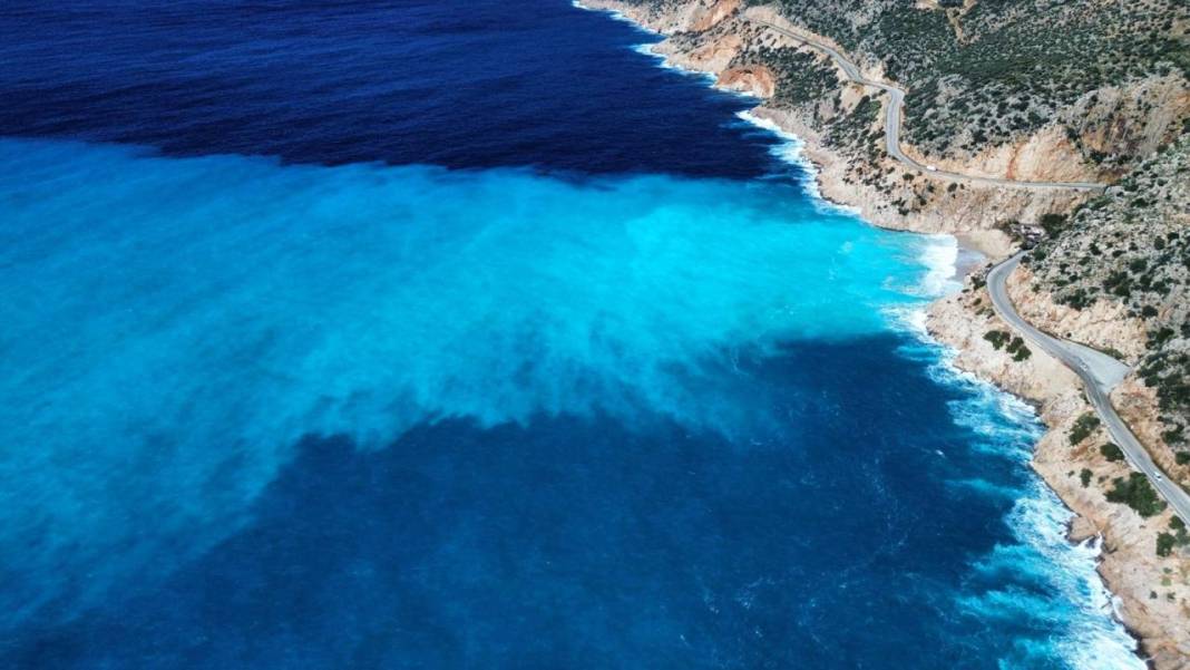 Kaputaş'ta denizin rengi mavinin farklı tonlarında 11