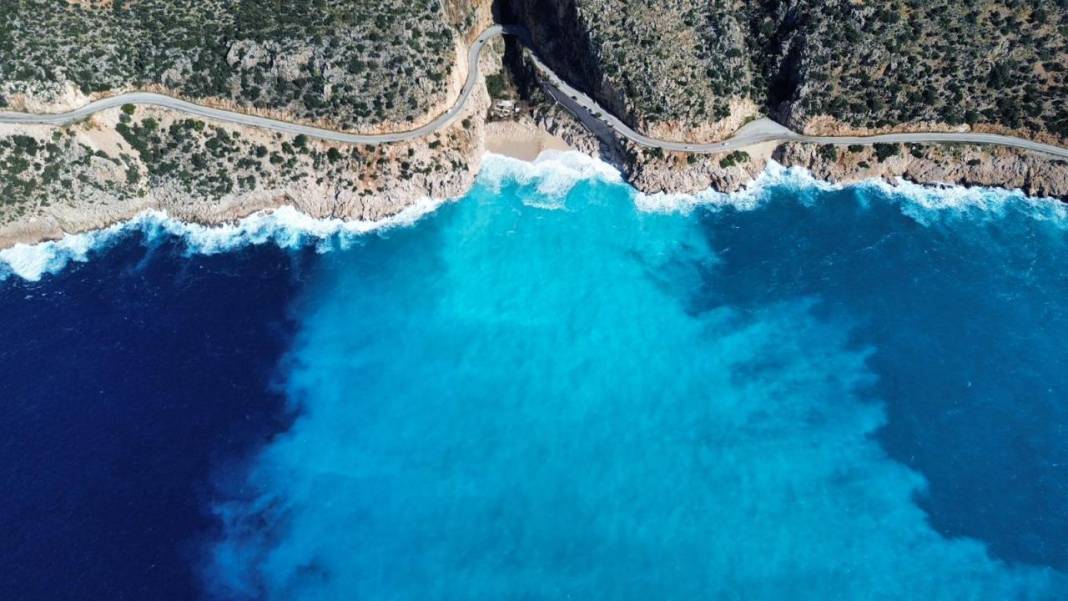 Kaputaş'ta denizin rengi mavinin farklı tonlarında 12