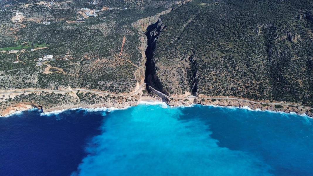 Kaputaş'ta denizin rengi mavinin farklı tonlarında 3