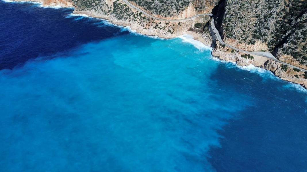 Kaputaş'ta denizin rengi mavinin farklı tonlarında 4