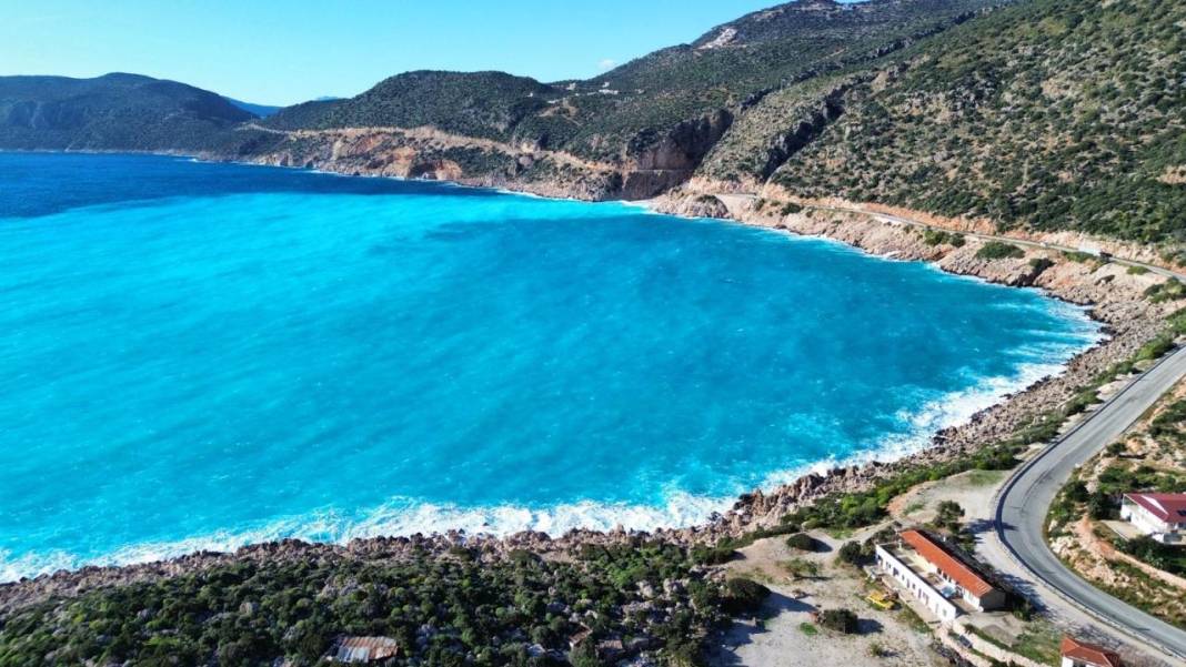 Kaputaş'ta denizin rengi mavinin farklı tonlarında 5