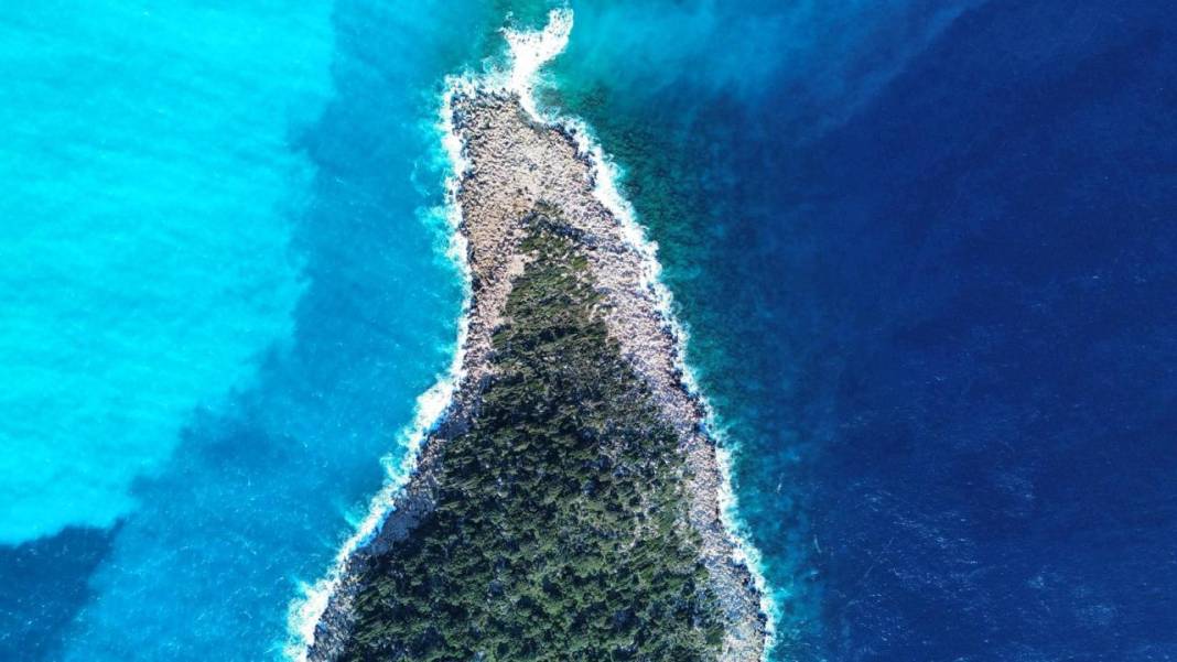 Kaputaş'ta denizin rengi mavinin farklı tonlarında 6