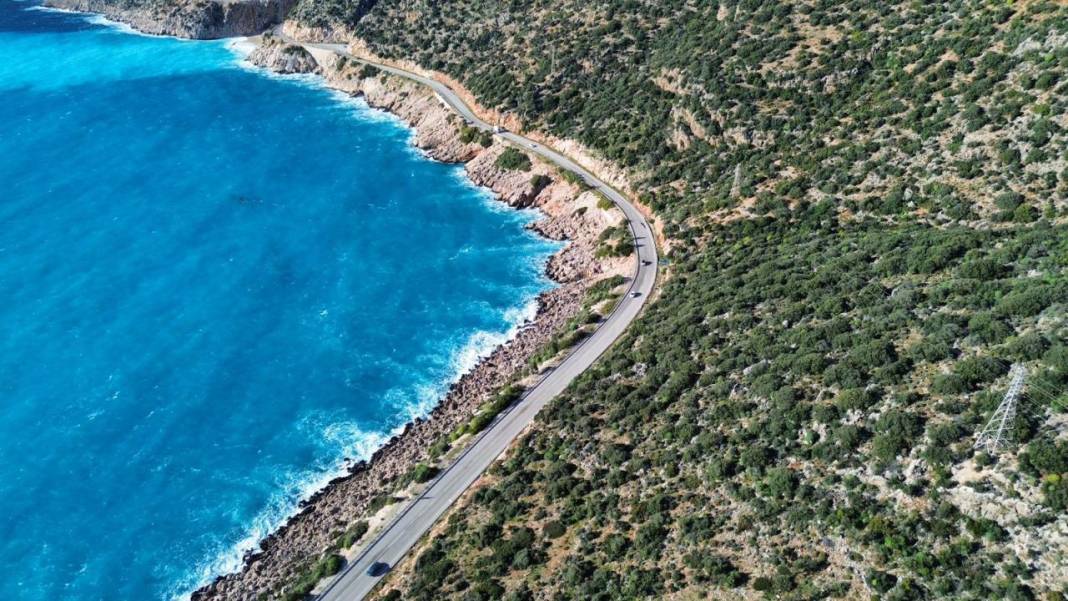 Kaputaş'ta denizin rengi mavinin farklı tonlarında 7