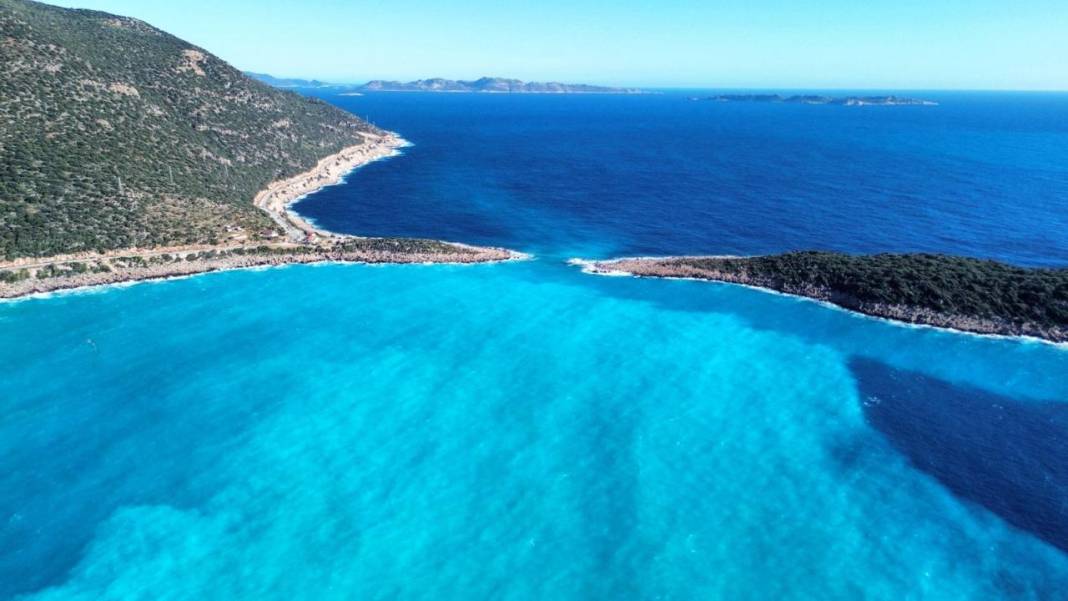 Kaputaş'ta denizin rengi mavinin farklı tonlarında 8