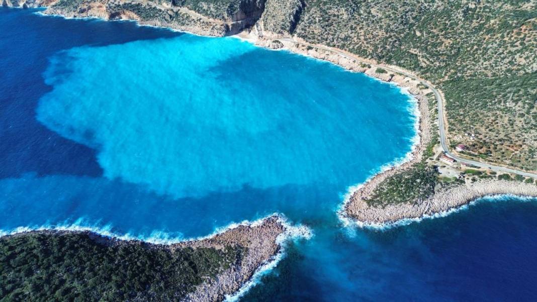 Kaputaş'ta denizin rengi mavinin farklı tonlarında 9