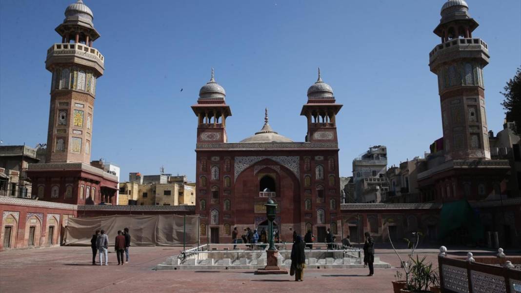 Babürlerin motifleriyle ünlü mabedi: Vezir Han Camii 1