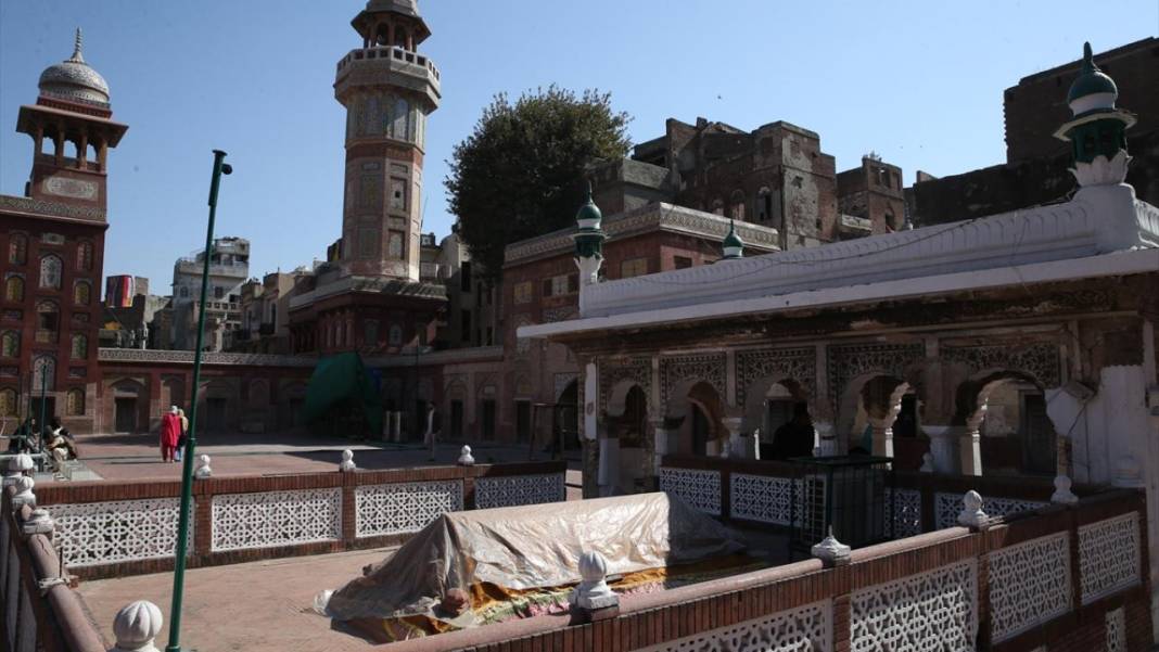 Babürlerin motifleriyle ünlü mabedi: Vezir Han Camii 10