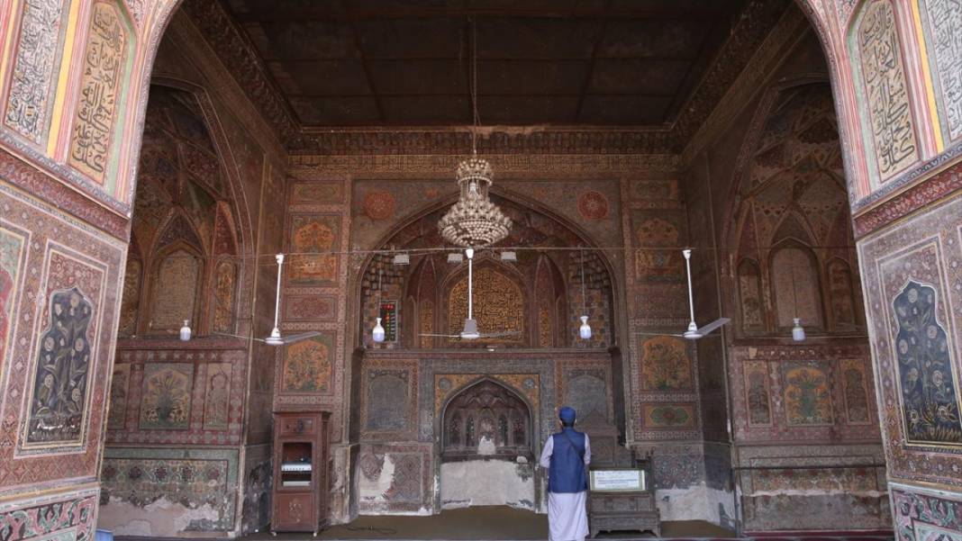 Babürlerin motifleriyle ünlü mabedi: Vezir Han Camii 11