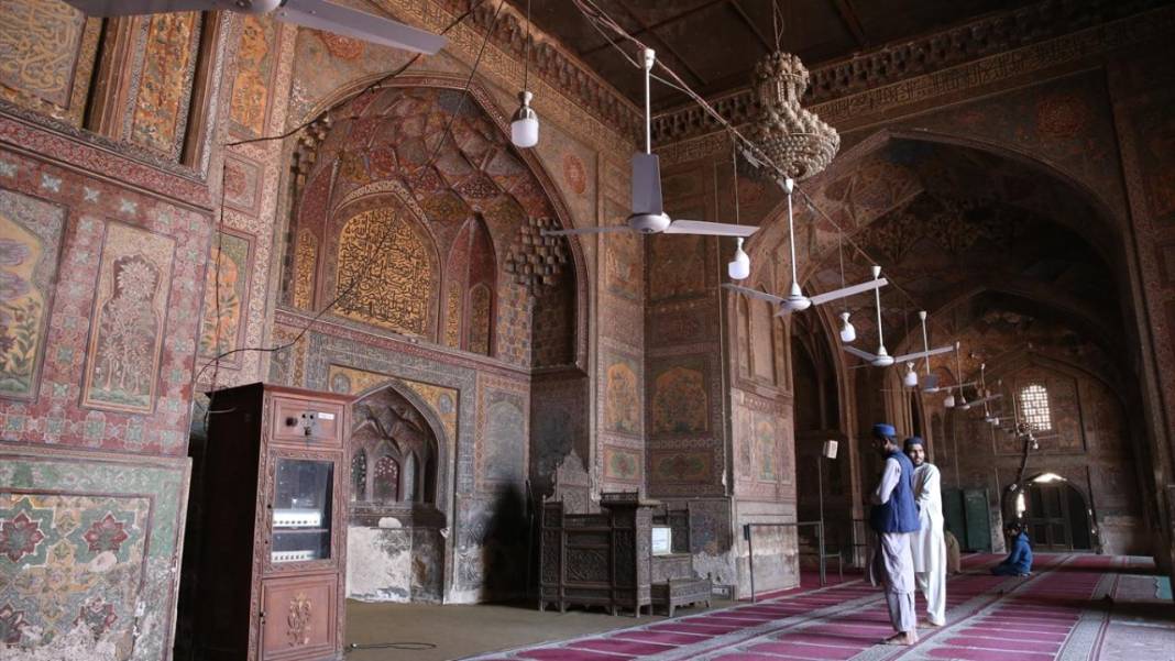 Babürlerin motifleriyle ünlü mabedi: Vezir Han Camii 14