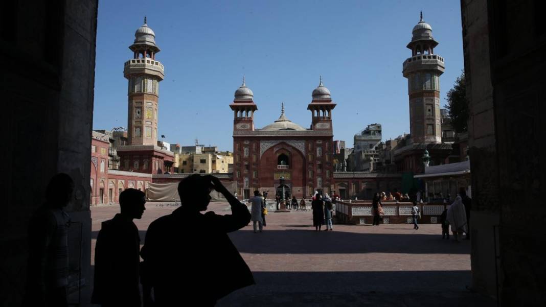 Babürlerin motifleriyle ünlü mabedi: Vezir Han Camii 15