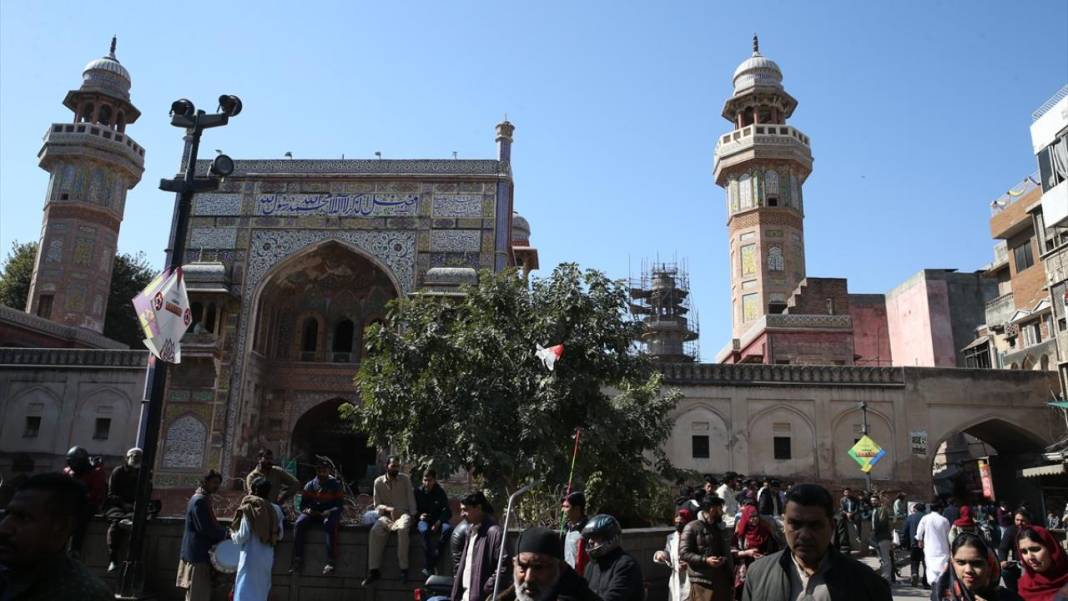Babürlerin motifleriyle ünlü mabedi: Vezir Han Camii 2