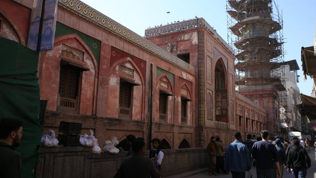 Babürlerin motifleriyle ünlü mabedi: Vezir Han Camii 3