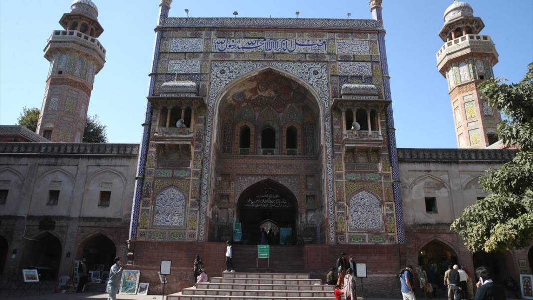 Babürlerin motifleriyle ünlü mabedi: Vezir Han Camii 4