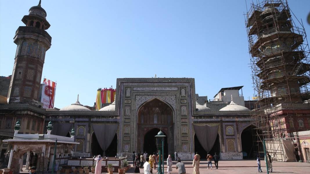 Babürlerin motifleriyle ünlü mabedi: Vezir Han Camii 8